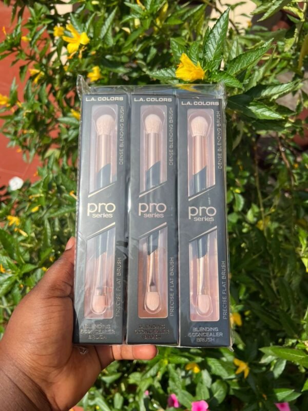 L.A. COLORS blending and concealor brush